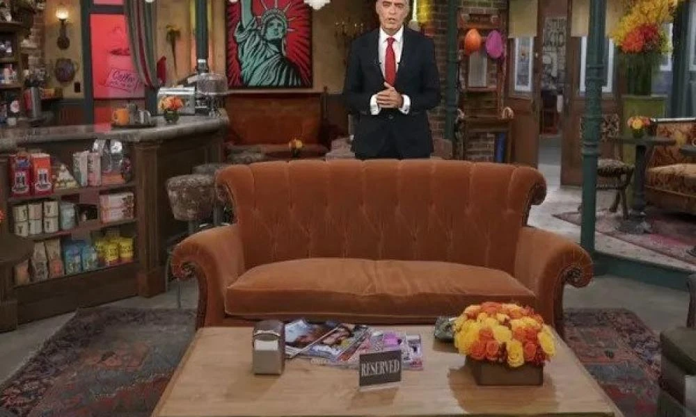 To τερμάτισε ο Ευαγγελάτος - Μπήκε στο Central Perk από τα Φιλαράκια!